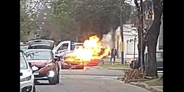 Se prendió fuego en plena calle en zona oeste