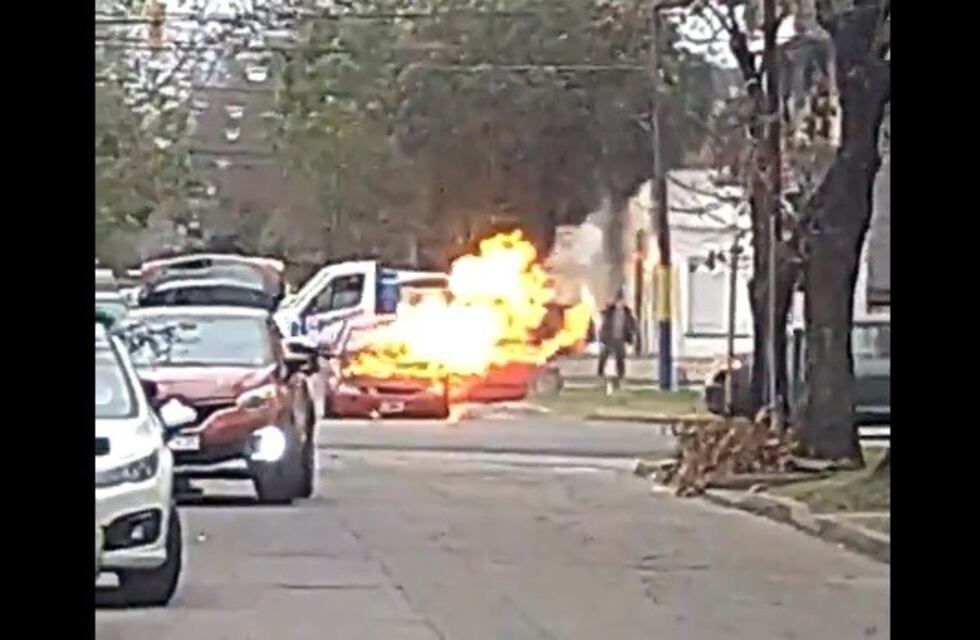 Un auto se prendió fuego en plena calle y generó temor en vecinos