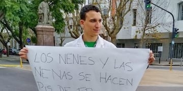 Se viralizó la foto de un profesor platense que pide mejoras en su colegio porque sus alumnos tienen frío