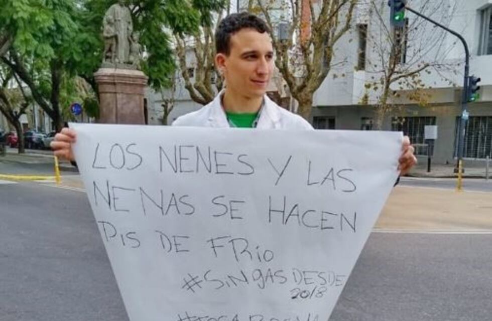 Se viralizó la foto de un profesor platense que pide mejoras en su colegio porque sus alumnos tienen frío