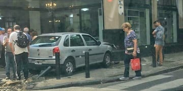 El vehículo terminó en el ingreso de una perfumería\u002E (Radiofónica)