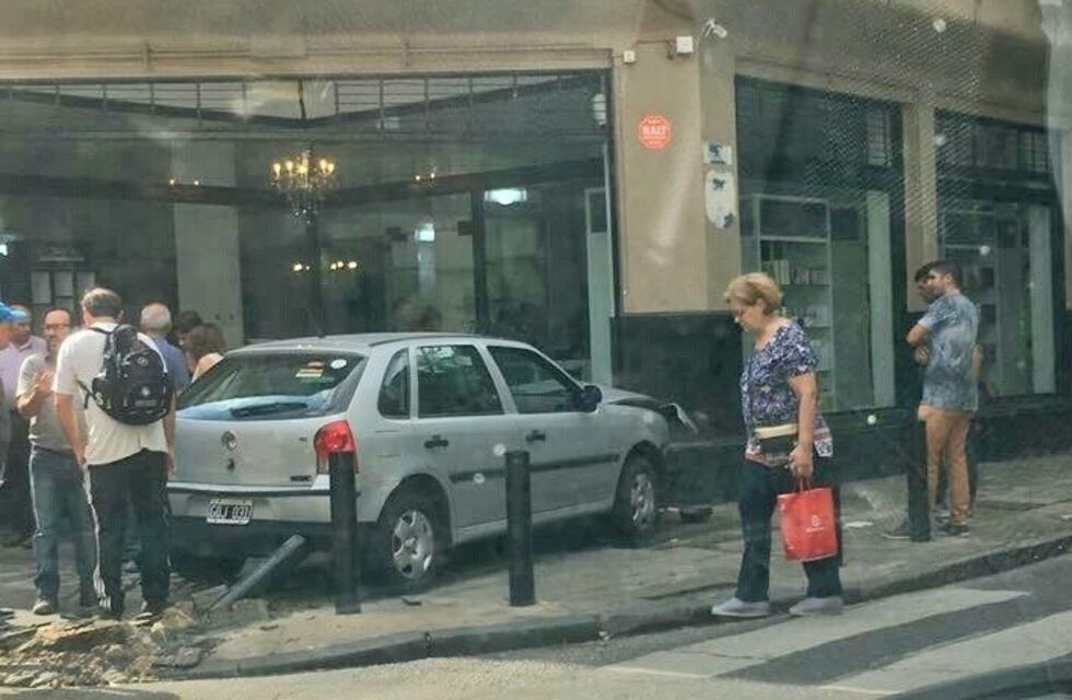 Espectacular siniestro: perdió el control de su auto y chocó contra un comercio