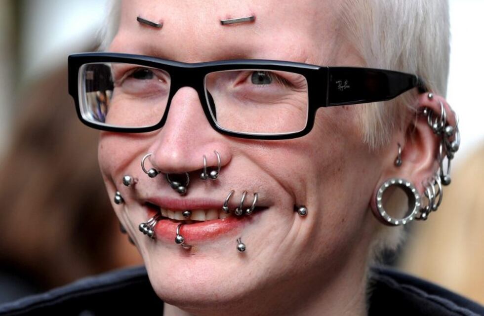 Un estudio detectó "metales inesperados" en piercings que favorecen su corrosión