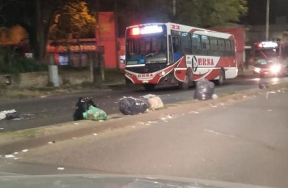 Las calles de Paraná amanecieron con basura