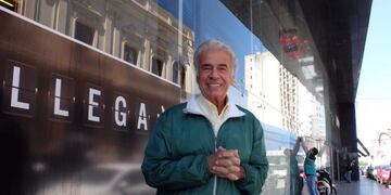 De la sota frente a su nuevo local de ropa \