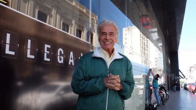 De la sota frente a su nuevo local de ropa \