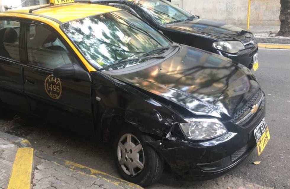 Un taxista se descompensó en el centro y chocó con un auto estacionado