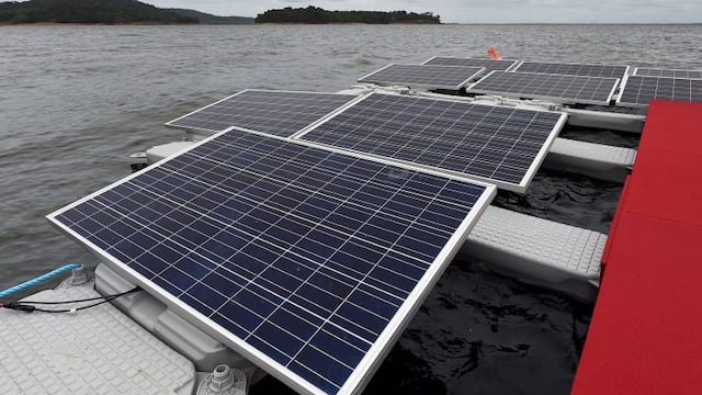 Picture taken on March 4, 2016 of floating solar photovoltaic panels, part of a pilot project installed in the Balbina Lake reservoir, which was created when the hydroelectric dam and power station Balbina Dam was built on the Uatuma River in the Amazon r