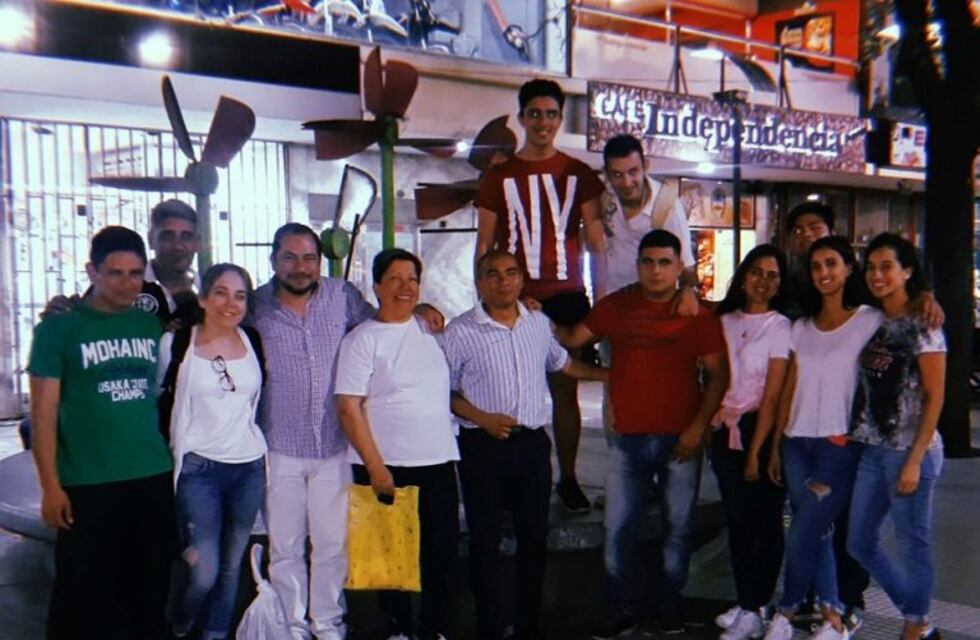 "Apapachando corazones": reparten comida y abrazos a las personas en situación de calle