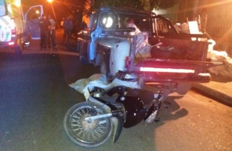 Accidente fatal: rozó con su moto un espejo retrovisor y terminó debajo de una camioneta