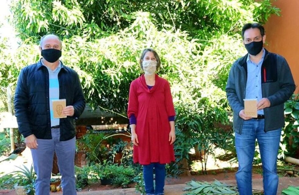 Estampados de tierra roja y de yerba mate creados por una diseñadora de Misiones