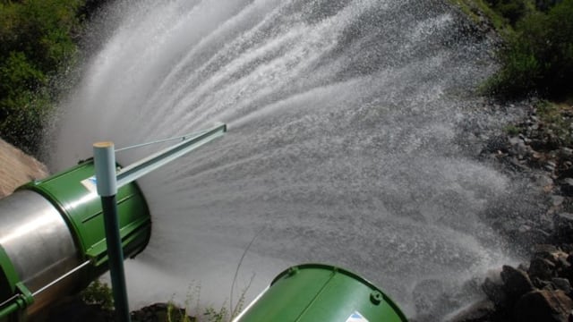 Apertura de una de las válvulas del dique San Roque