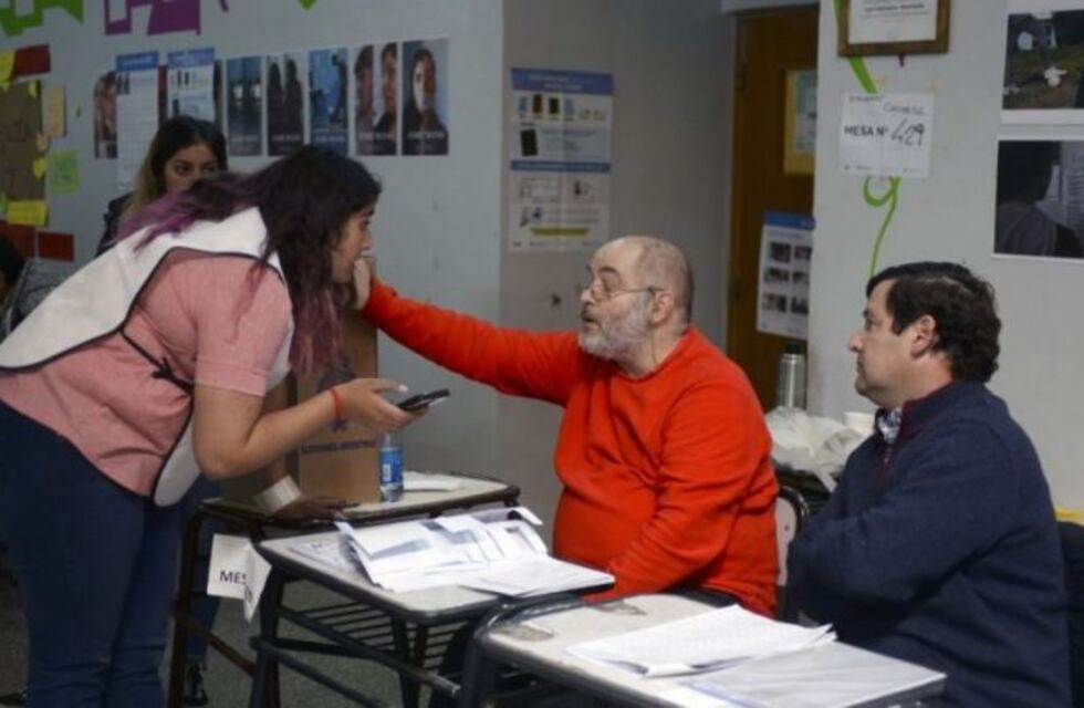 Bariloche: ingresó al cuarto oscuro con su hijo y le impugnaron el voto