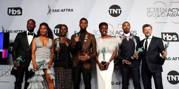 JGM164\u002E Los Angeles (United States), 28/01/2019\u002E- The cast for 'Black Panther' pose with the SAG Award for Outstanding Performance by a Cast in a Motion Picture in 'Black Panther' during the 25th annual Screen Actors Guild Awards ceremony at the Shrine Auditorium in Los Angeles, California, USA, 27 January 2019\u002E (Estados Unidos) EFE/EPA/NINA PROMMER