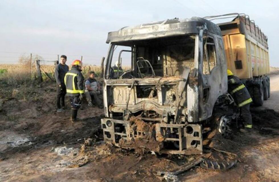 Se incendió un camión cargado con maíz en un camino vecinal cerca de Winifreda