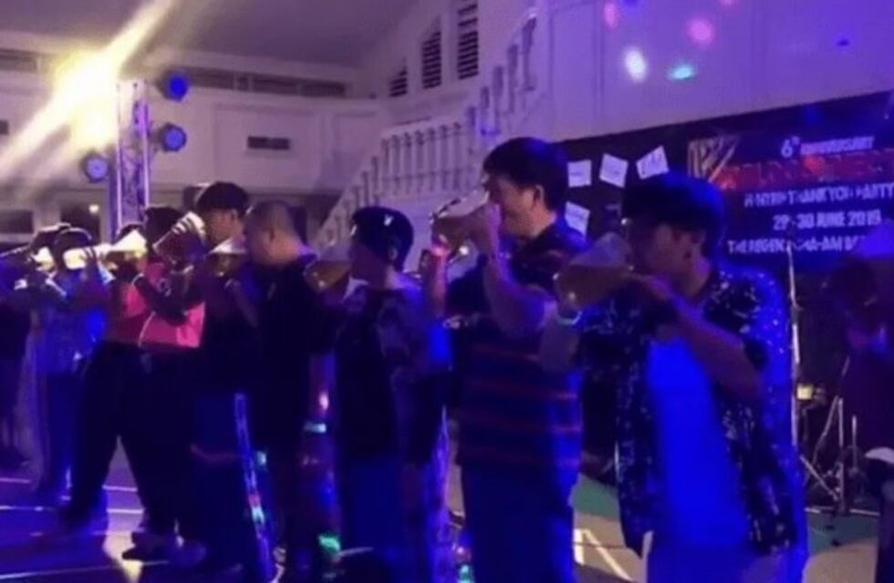 Concurso fatal en Tailandia: competía para ser el más rápido en beber una jarra de cerveza, se desplomó y murió