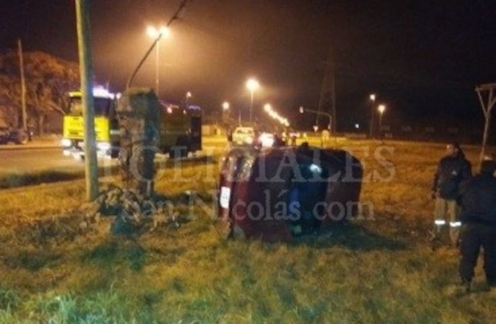 Perdió el control del auto y dio un tremendo vuelco tras impactar contra un tapial