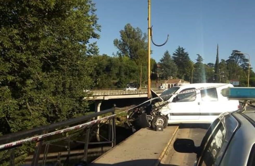 Cosquín: tres jóvenes heridos tras chocar en el puente Carretero