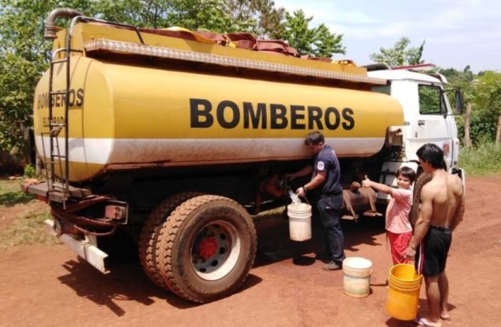 Bomberos voluntarios llevan agua potable a barrios carenciados de Eldorado