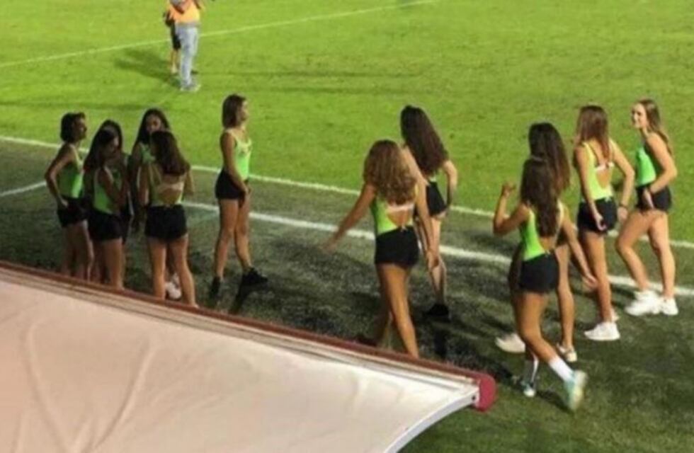 Polémica en Italia: un club puso a jugadoras de voley sub 16 como alcanzapelotas y en minishort