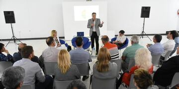 La charla - debate contó con la presencia del Intendente Luis Castellano (Prensa Municipalidad de Rafaela)