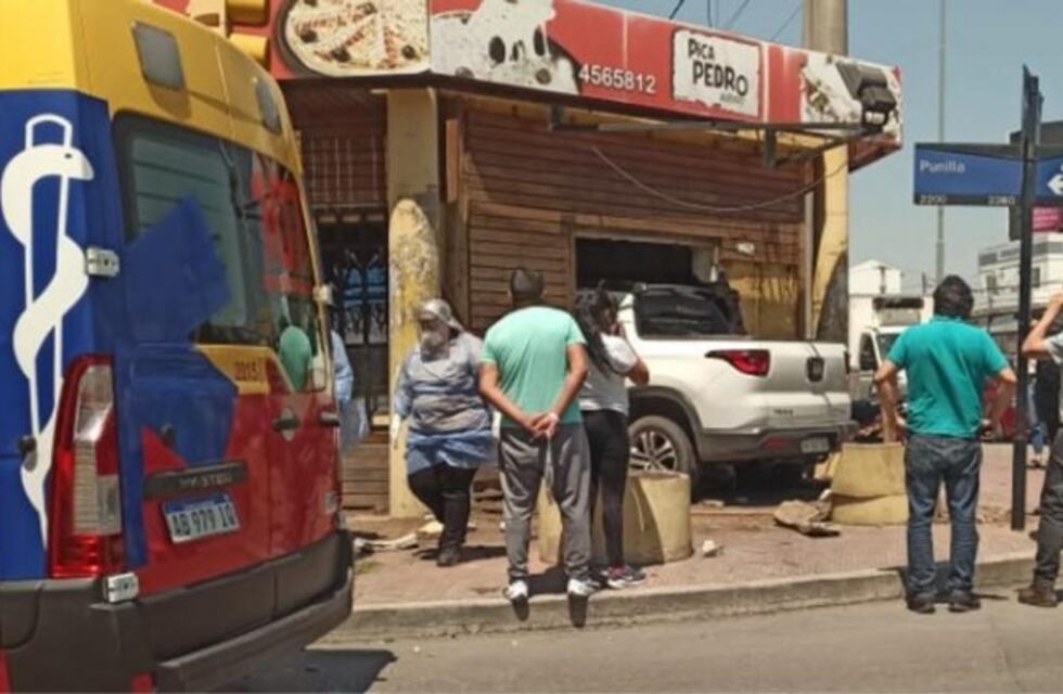 Por intentar esquivar un auto, quedó incrustado en un local comercial