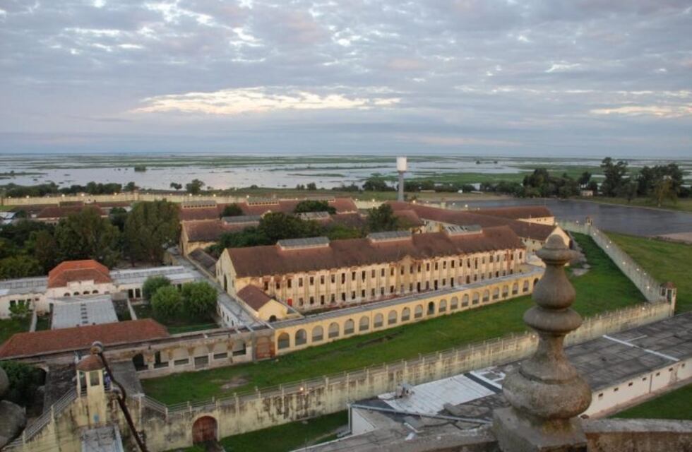 Dos presos se subieron al techo en la cárcel de Coronda en una insólita protesta