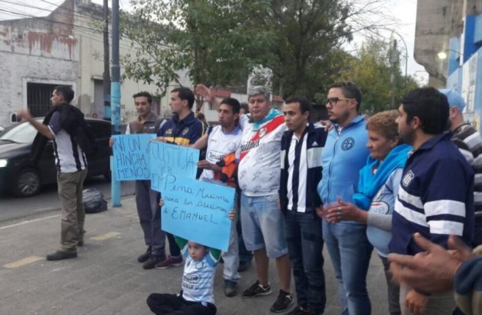 Hinchas marchan por Emanuel Balbo