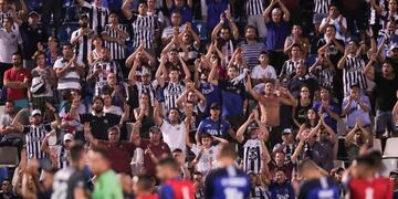 La comunión final entre jugadores e hinchas\u002E No pudo ser con premio\u002E