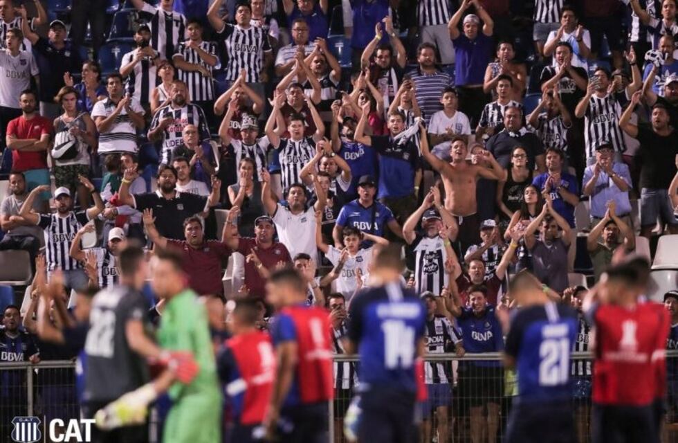 Aplausos de los hinchas de Talleres, y el agradecimiento de los jugadores