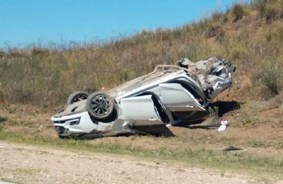 Dos vehículos chocaron de frente en la Ruta 35 y uno terminó volcado
