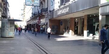Comercios en la peatonal Córdoba\u002E (@anoticiados)