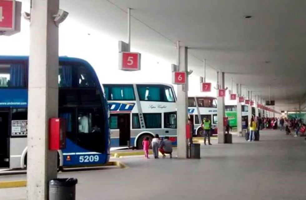 "El Rápido" sigue de paro y complica los viajes de muchos azuleños