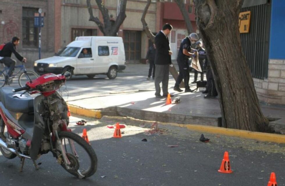 Un hombre atropelló a una motociclista, la mató y escapó