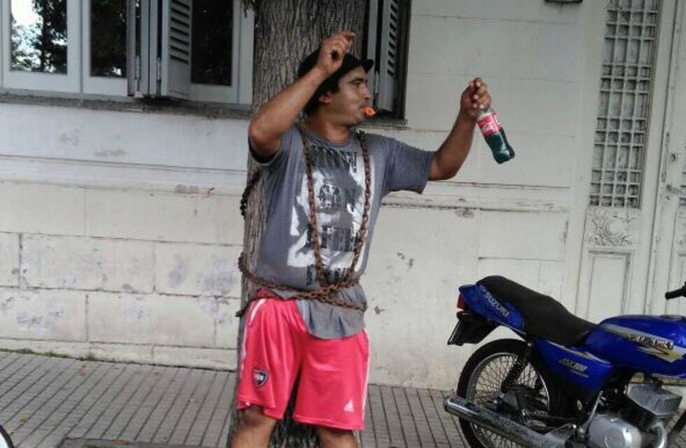 Un carrero se encadenó frente al Concejo y amenazó con cortarse para que no le quiten su caballo