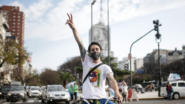 Un hombre se manifiesta a favor del Presidente Alberto Fernández