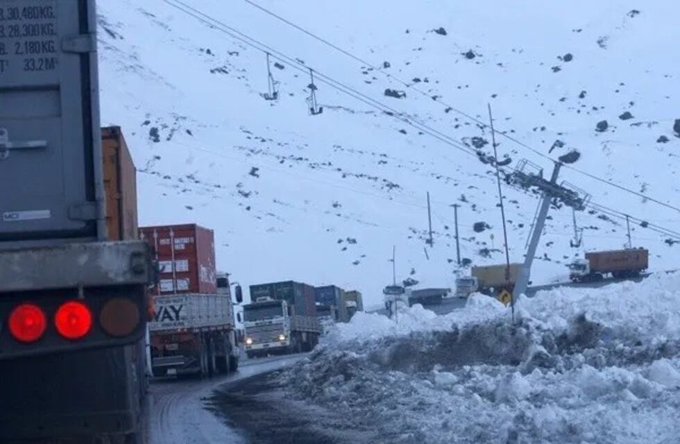 Hay unos 900 camiones sin poder cruzar hacia Chile