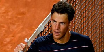 Argentina's Diego Schwartzman thanks the umpire after defeating Spain's Rafael Nadal in their quarter final match of the Men's Italian Open at Foro Italico on September 19, 2020 in Rome, Italy\u002E (Photo by Riccardo Antimiani / POOL / AFP)