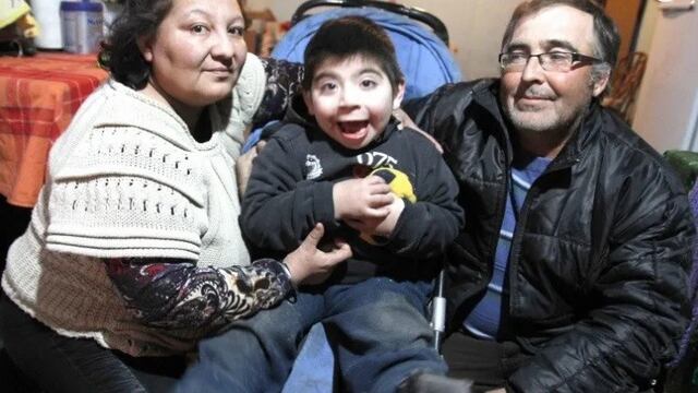 Nicodemo junto a sus padres\u002E