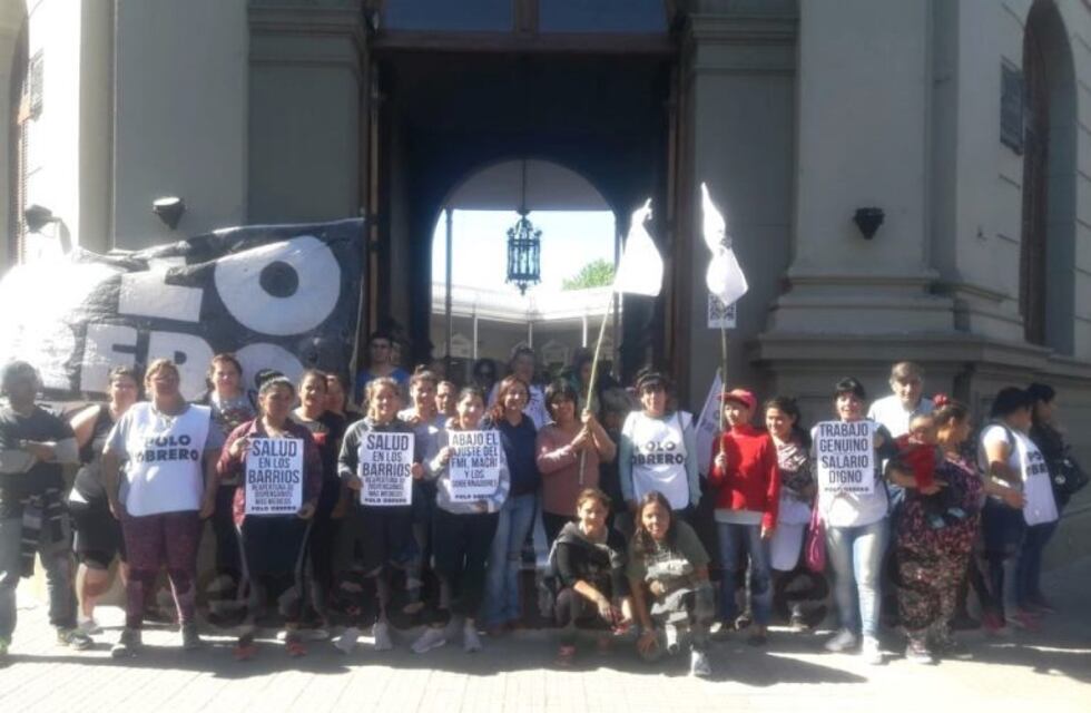 Olla popular del Polo Obrero frente a la Municipalidad
