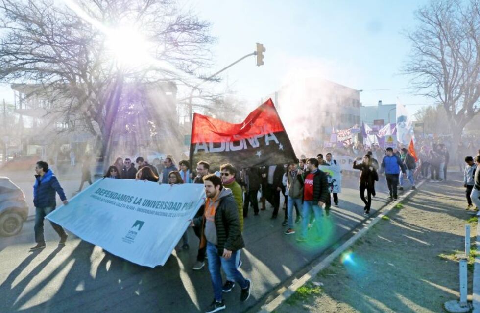 Marcha de la comunidad universitaria en defensa de la educación pública