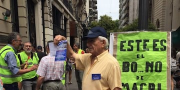La manifestación se llevó a cabo este jueves frente a la Bolsa de Comercio\u002E (@jhartkopf_)