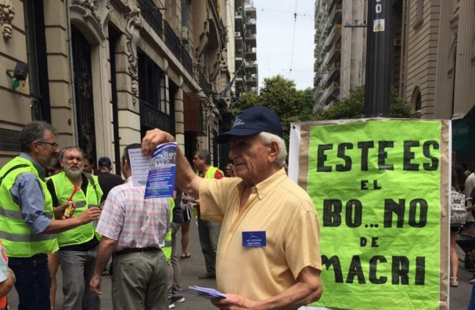 Montaron una cómica protesta contra Macri por el bono de fin de año