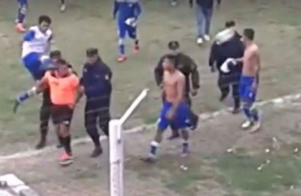 Un árbitro fue brutalmente agredido durante la final de la Liga Güemense de Salta