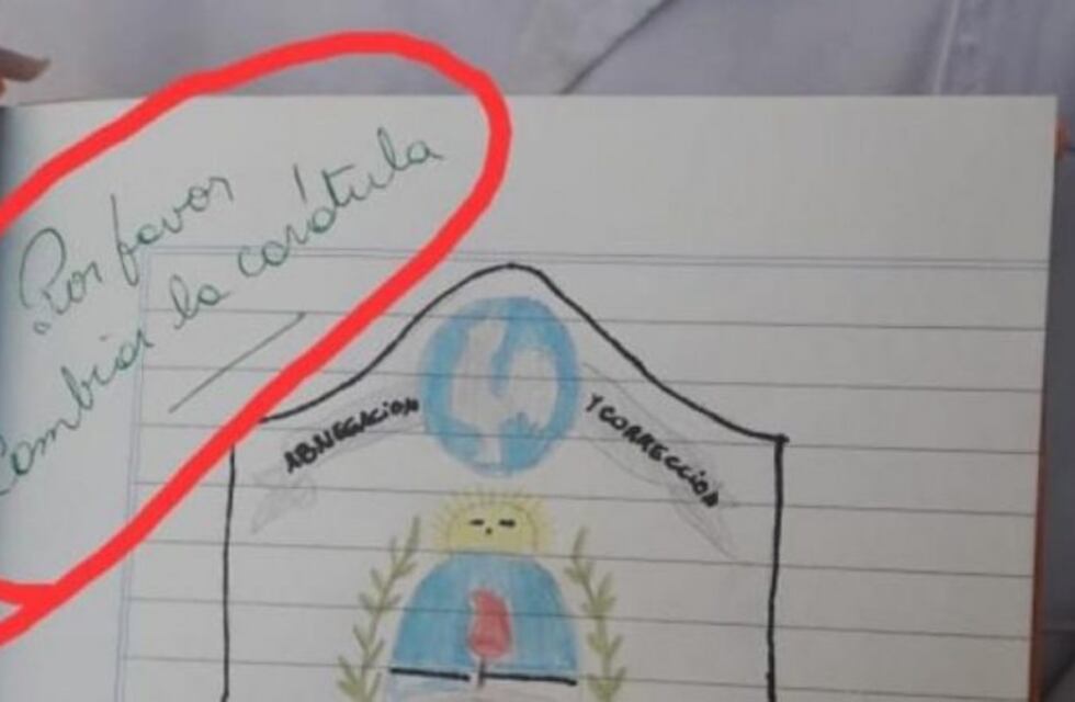 Ama a la Policía de Corrientes pero en el colegio le pidieron que saque el escudo de su cuaderno