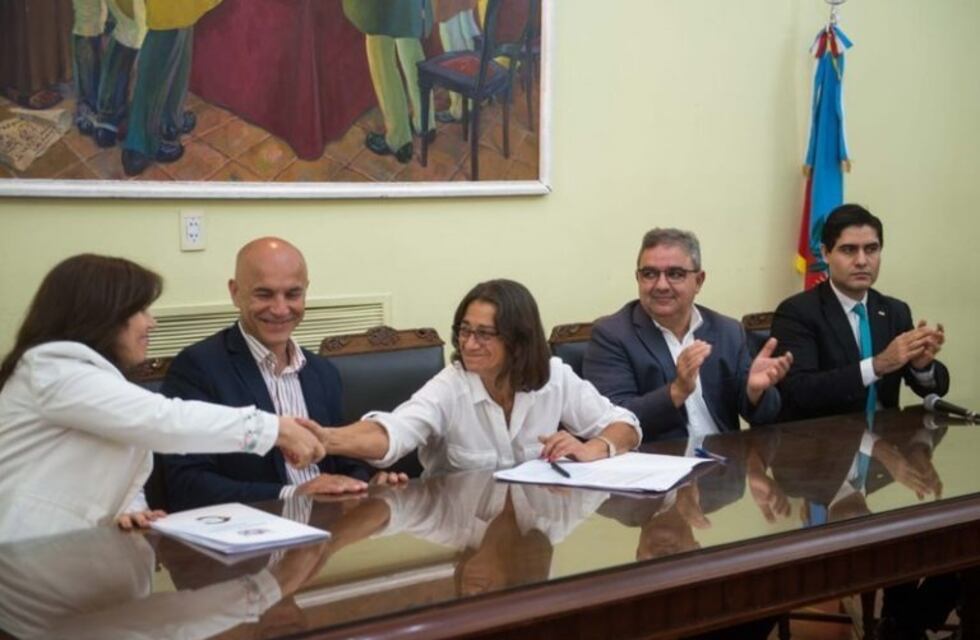 La gobernadora firmó un convenio con el Banco Nación