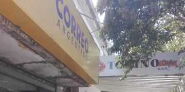 Fila de beneficiarios del iFE frente del Correo Argentino
