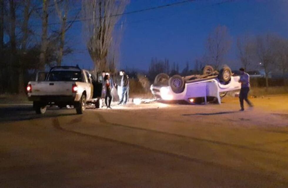 Después de una juntada familiar, chocaron a una camioneta policial y volcaron