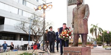 El Intendente Luis Castellano hizo entrega de una ofrenda floral al formador del departamento Castellanos\u002E (Prensa Municipalidad de Rafaela)