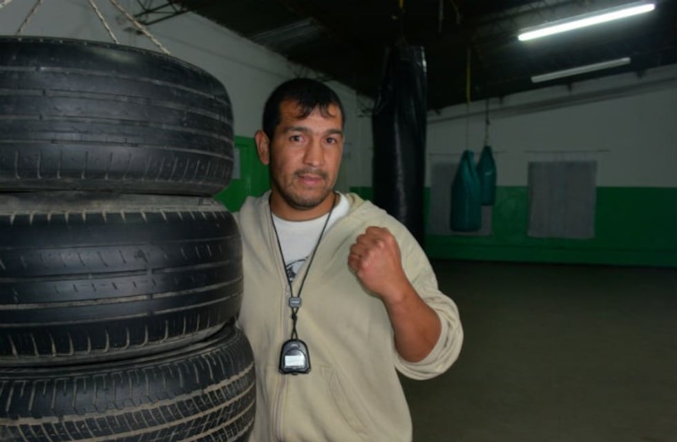 En el ring y en la vida: tiene una escuela de boxeo para alejar a los chicos de la calle y las drogas